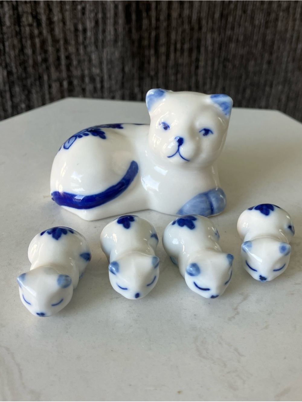 Delft Style Vintage Mother Cat & 4 Kittens Porcelain Figurines White & Blue